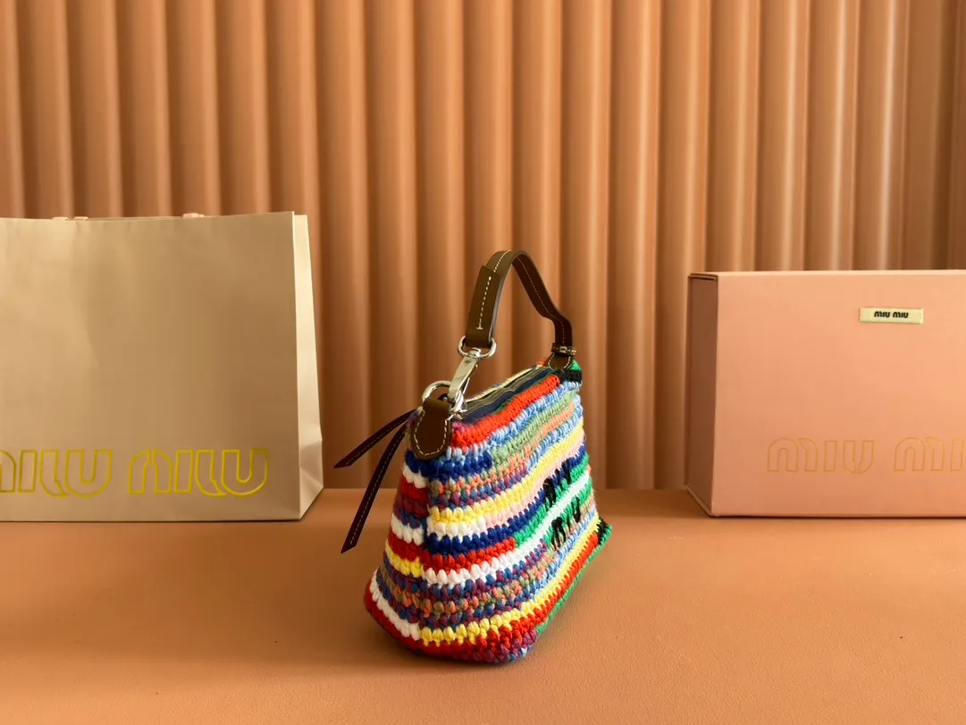 p1500💋💋💋 [Configured with full set of packaging at the counter] 5NE841, rainbow woven lunch box bag, ultra-heavy handmade, hand-crocheted using a variety of materials, not a single material version on the market, iconic Miu embroidery on the front, cotton lining, ultra-light, large capacity, looks good with any combination, suitable for all seasons, size: bottom length 19cm, opening width 25.5cm, height 14cm, bottom width 10cm,