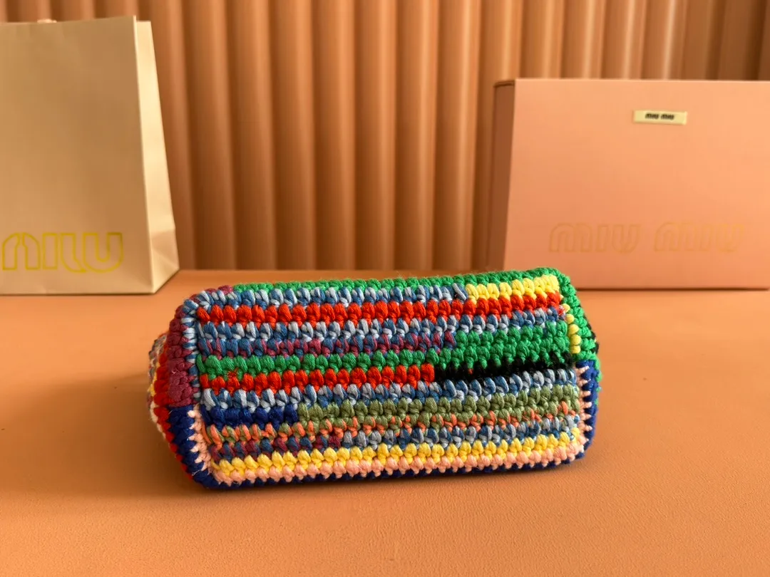 p1500💋💋💋 [Configured with full set of packaging at the counter] 5NE841, rainbow woven lunch box bag, ultra-heavy handmade, hand-crocheted using a variety of materials, not a single material version on the market, iconic Miu embroidery on the front, cotton lining, ultra-light, large capacity, looks good with any combination, suitable for all seasons, size: bottom length 19cm, opening width 25.5cm, height 14cm, bottom width 10cm,