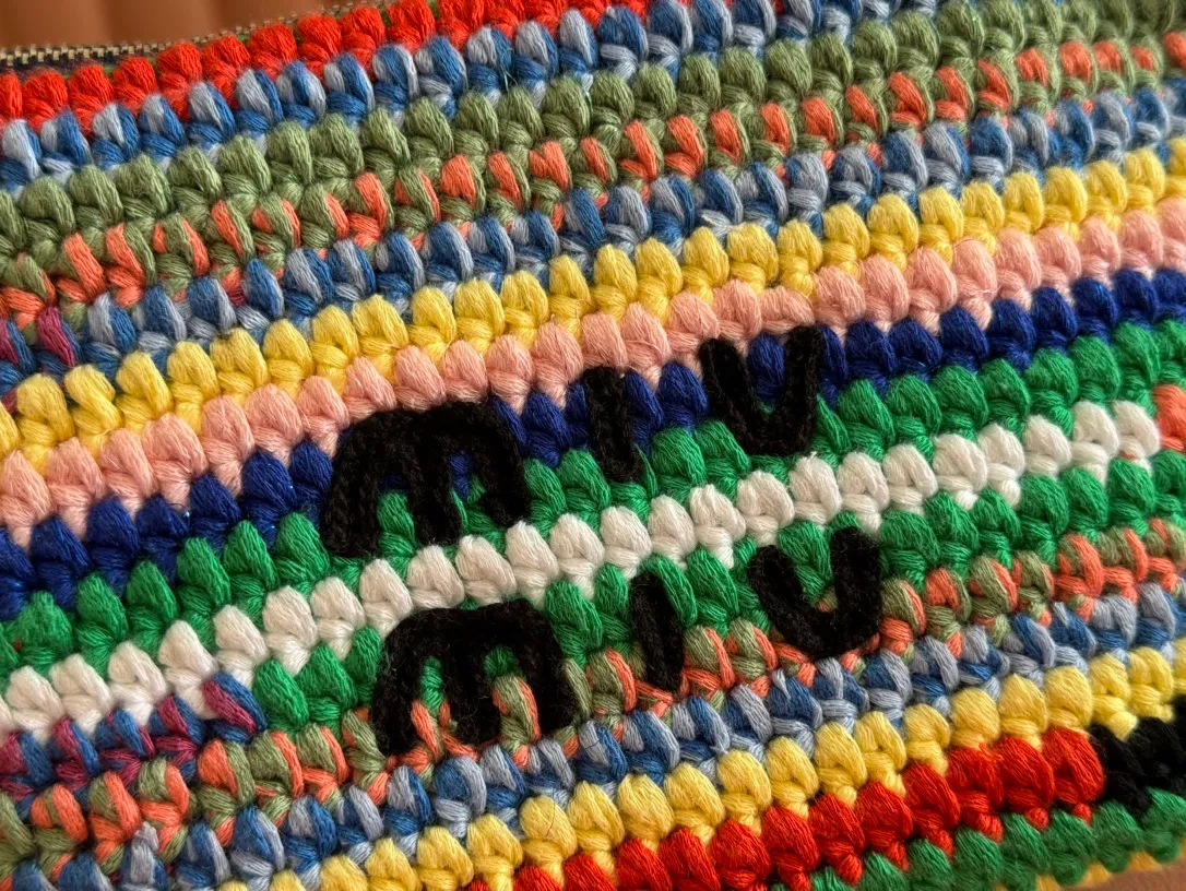 p1500💋💋💋 [Configured with full set of packaging at the counter] 5NE841, rainbow woven lunch box bag, ultra-heavy handmade, hand-crocheted using a variety of materials, not a single material version on the market, iconic Miu embroidery on the front, cotton lining, ultra-light, large capacity, looks good with any combination, suitable for all seasons, size: bottom length 19cm, opening width 25.5cm, height 14cm, bottom width 10cm,