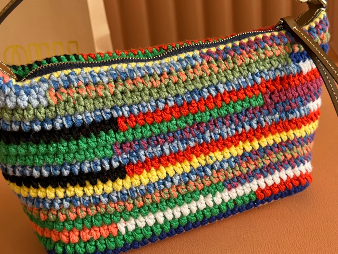 p1500💋💋💋 [Configured with full set of packaging at the counter] 5NE841, rainbow woven lunch box bag, ultra-heavy handmade, hand-crocheted using a variety of materials, not a single material version on the market, iconic Miu embroidery on the front, cotton lining, ultra-light, large capacity, looks good with any combination, suitable for all seasons, size: bottom length 19cm, opening width 25.5cm, height 14cm, bottom width 10cm,