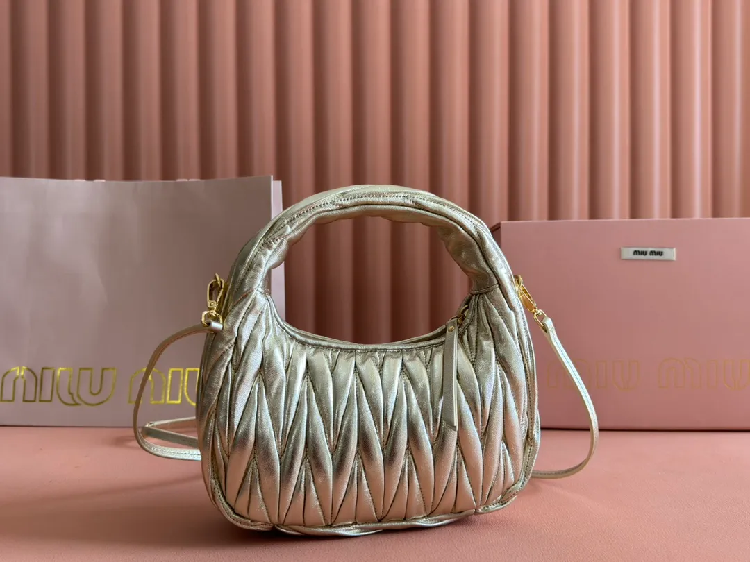 p1560💋💋💋【Premium hardware original leather】Wander Matelasse sheep leather Hobo handbag/crossbody bag ~ Wander handbag has become one of the classic accessories. This mini handbag is made of Matalasse sheep leather, using exquisite craftsmanship to create a three-dimensional effect, showing exquisite elegance. Presenting the Hobo bag style, blending retro style and modern elegance, it has become a new synonym for modern femininity. ～Golden hardware ～Zip closure ～Metal lettering logo on the front ～Cotton satin lining Size: W23×H13×D7cm Number: _5BC125