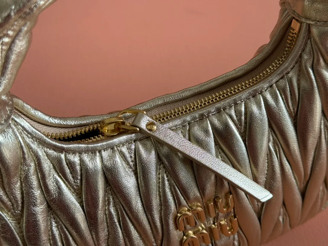 p1560💋💋💋【Premium hardware original leather】Wander Matelasse sheep leather Hobo handbag/crossbody bag ~ Wander handbag has become one of the classic accessories. This mini handbag is made of Matalasse sheep leather, using exquisite craftsmanship to create a three-dimensional effect, showing exquisite elegance. Presenting the Hobo bag style, blending retro style and modern elegance, it has become a new synonym for modern femininity. ～Golden hardware ～Zip closure ～Metal lettering logo on the front ～Cotton satin lining Size: W23×H13×D7cm Number: _5BC125
