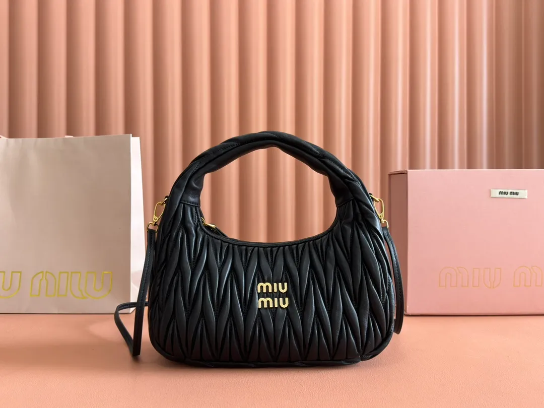 💋💋💋 Equipped with a full set of packaging at the counter [Special grade hardware original leather] Wander Matelasse sheep leather Hobo mini handbag/crossbody bag ~ Sheepskin Wander handbag has become a classic accessory. Size: W25×H18×D5.5cm Number: 5BP306