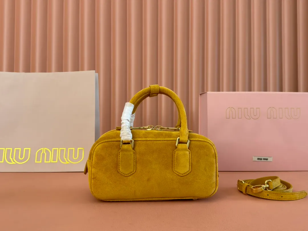 p1560💋💋💋【Full set of packaging at the counter】MIU MIU Miu Miu Caramel Bowling Upper Body Effect! Miu Miu Women's Arcadia Cowhide Handbag Crossbody Bag👝Lightly padded design makes the handbag look fuller, showing a cosmopolitan style. The letter logo, which echoes the finish of the metal hardware, straddles the line between function and decoration, giving this handbag a unique aesthetic and classic feel. Size: 22✖️10.5✖️7.5cm Style number: 5bb142 Pumpkin Velvet
