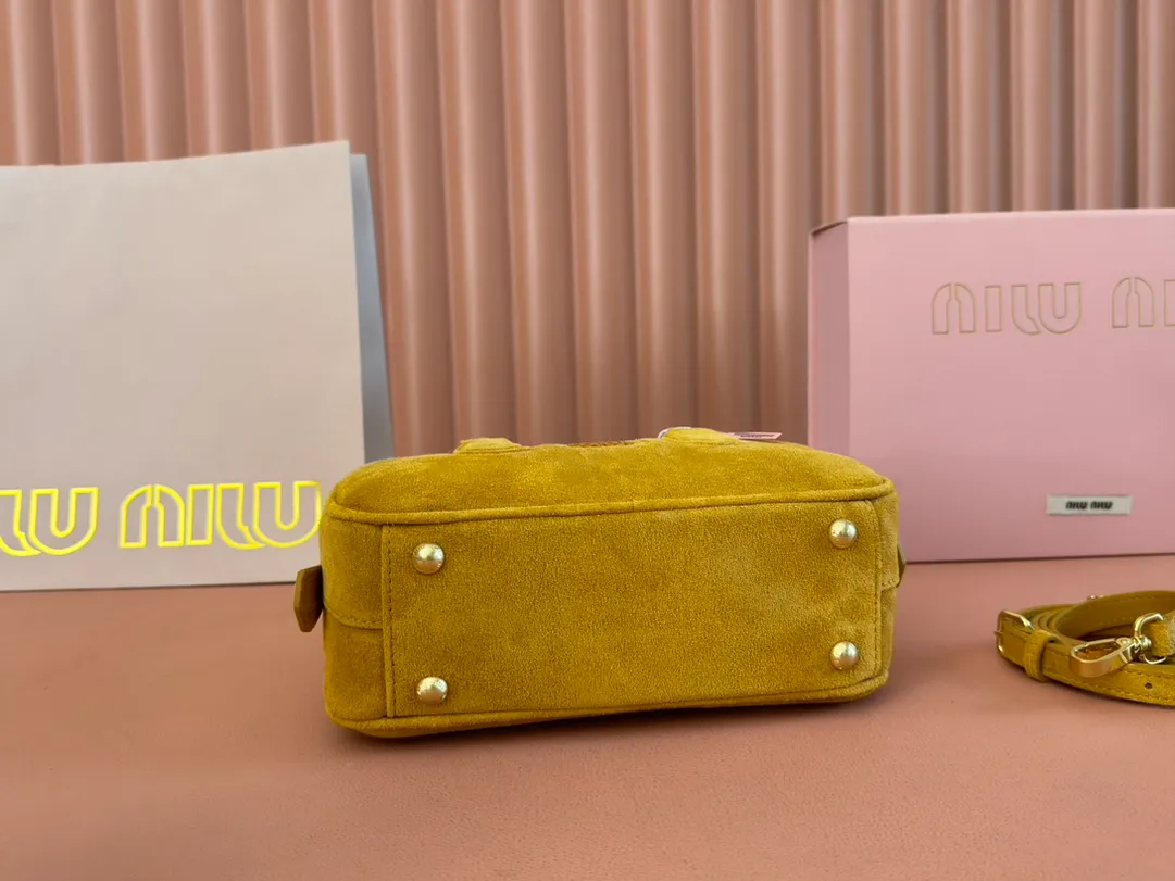 p1560💋💋💋【Full set of packaging at the counter】MIU MIU Miu Miu Caramel Bowling Upper Body Effect! Miu Miu Women's Arcadia Cowhide Handbag Crossbody Bag👝Lightly padded design makes the handbag look fuller, showing a cosmopolitan style. The letter logo, which echoes the finish of the metal hardware, straddles the line between function and decoration, giving this handbag a unique aesthetic and classic feel. Size: 22✖️10.5✖️7.5cm Style number: 5bb142 Pumpkin Velvet