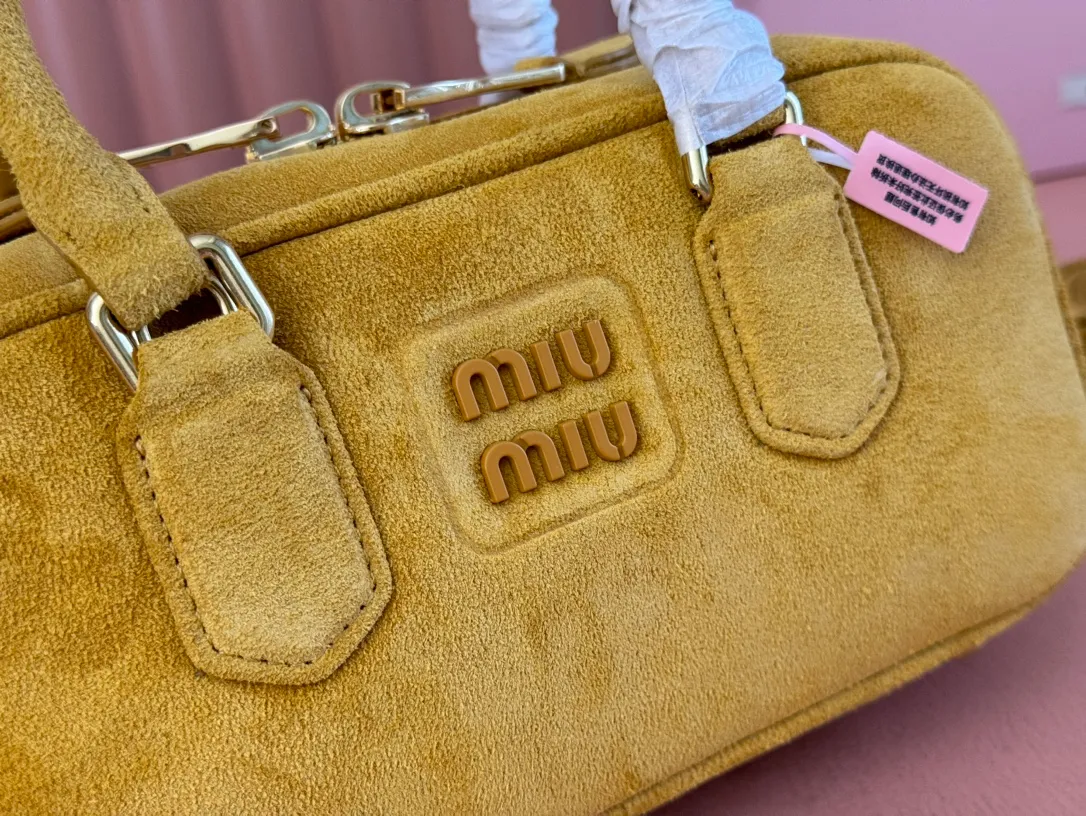 p1560💋💋💋【Full set of packaging at the counter】MIU MIU Miu Miu Caramel Bowling Upper Body Effect! Miu Miu Women's Arcadia Cowhide Handbag Crossbody Bag👝Lightly padded design makes the handbag look fuller, showing a cosmopolitan style. The letter logo, which echoes the finish of the metal hardware, straddles the line between function and decoration, giving this handbag a unique aesthetic and classic feel. Size: 22✖️10.5✖️7.5cm Style number: 5bb142 Pumpkin Velvet