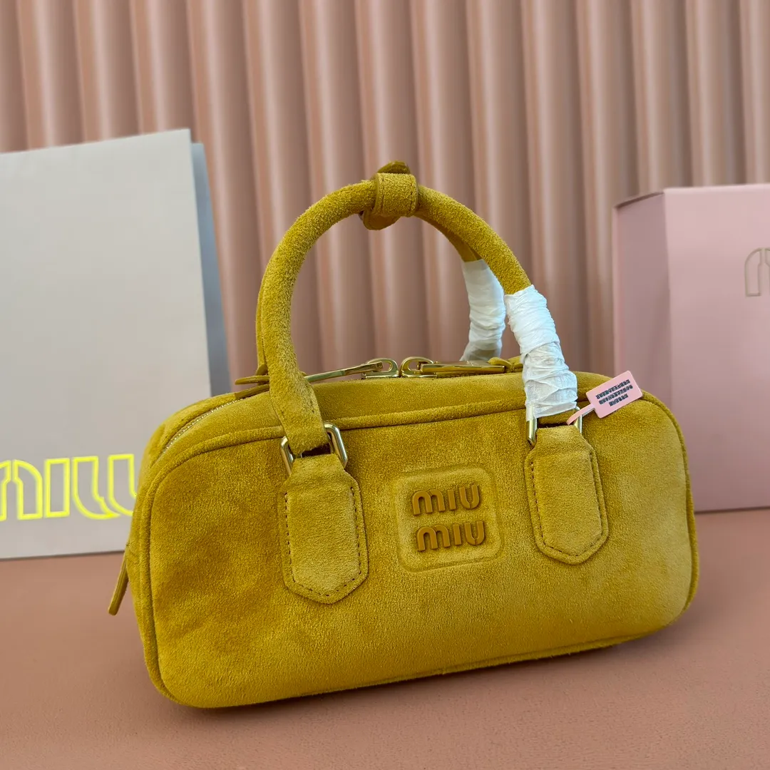 p1560💋💋💋【Full set of packaging at the counter】MIU MIU Miu Miu Caramel Bowling Upper Body Effect! Miu Miu Women's Arcadia Cowhide Handbag Crossbody Bag👝Lightly padded design makes the handbag look fuller, showing a cosmopolitan style. The letter logo, which echoes the finish of the metal hardware, straddles the line between function and decoration, giving this handbag a unique aesthetic and classic feel. Size: 22✖️10.5✖️7.5cm Style number: 5bb142 Pumpkin Velvet