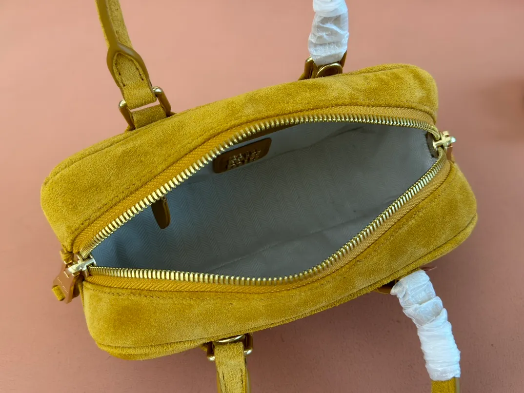 p1560💋💋💋【Full set of packaging at the counter】MIU MIU Miu Miu Caramel Bowling Upper Body Effect! Miu Miu Women's Arcadia Cowhide Handbag Crossbody Bag👝Lightly padded design makes the handbag look fuller, showing a cosmopolitan style. The letter logo, which echoes the finish of the metal hardware, straddles the line between function and decoration, giving this handbag a unique aesthetic and classic feel. Size: 22✖️10.5✖️7.5cm Style number: 5bb142 Pumpkin Velvet