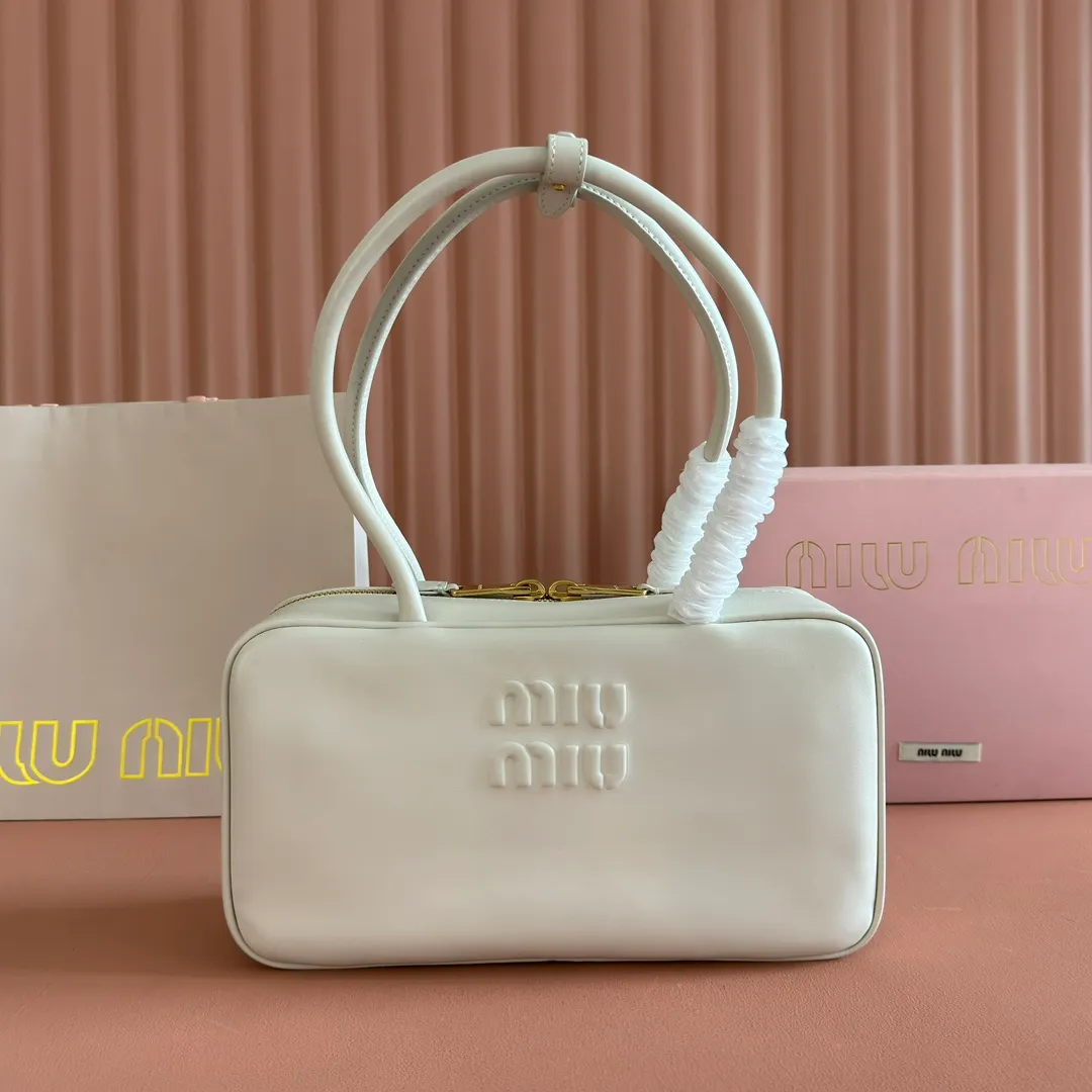 p1760💋💋💋【Premium hardware original leather】Beau cow leather color-blocked handbag/shoulder bag black [medium size] This Beau handbag is made of soft and smooth cow leather. The gold-plated hardware is exquisite and outstanding, and the embossed letter logo shows a classic style. Size: W29×H17×D9cm Number: 5BB172