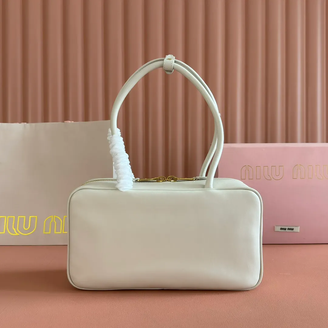 p1760💋💋💋【Premium hardware original leather】Beau cow leather color-blocked handbag/shoulder bag black [medium size] This Beau handbag is made of soft and smooth cow leather. The gold-plated hardware is exquisite and outstanding, and the embossed letter logo shows a classic style. Size: W29×H17×D9cm Number: 5BB172