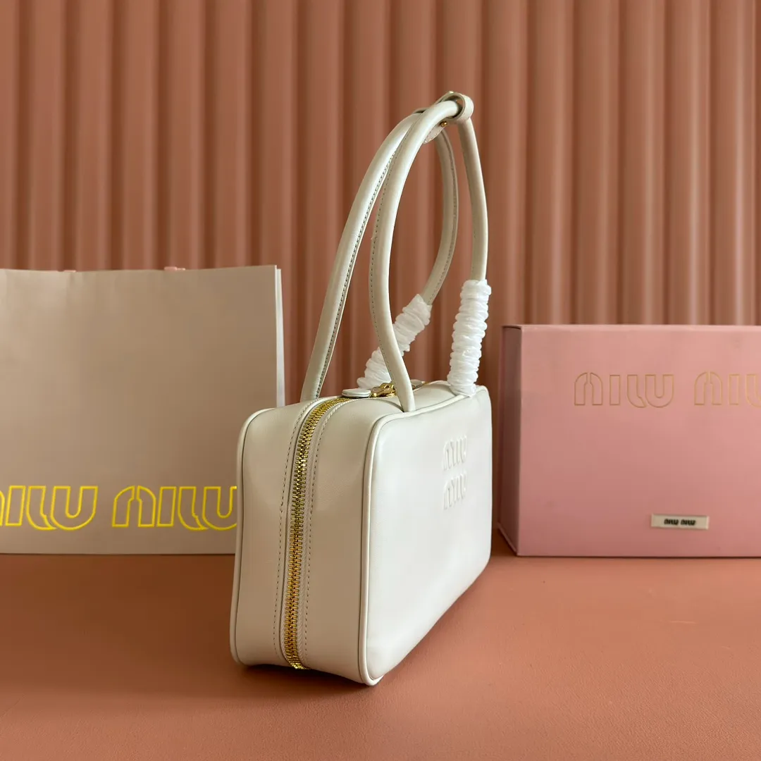 p1760💋💋💋【Premium hardware original leather】Beau cow leather color-blocked handbag/shoulder bag black [medium size] This Beau handbag is made of soft and smooth cow leather. The gold-plated hardware is exquisite and outstanding, and the embossed letter logo shows a classic style. Size: W29×H17×D9cm Number: 5BB172