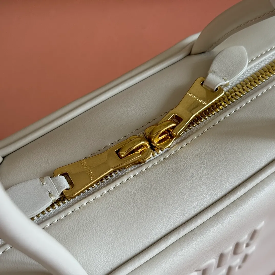 p1760💋💋💋【Premium hardware original leather】Beau cow leather color-blocked handbag/shoulder bag black [medium size] This Beau handbag is made of soft and smooth cow leather. The gold-plated hardware is exquisite and outstanding, and the embossed letter logo shows a classic style. Size: W29×H17×D9cm Number: 5BB172