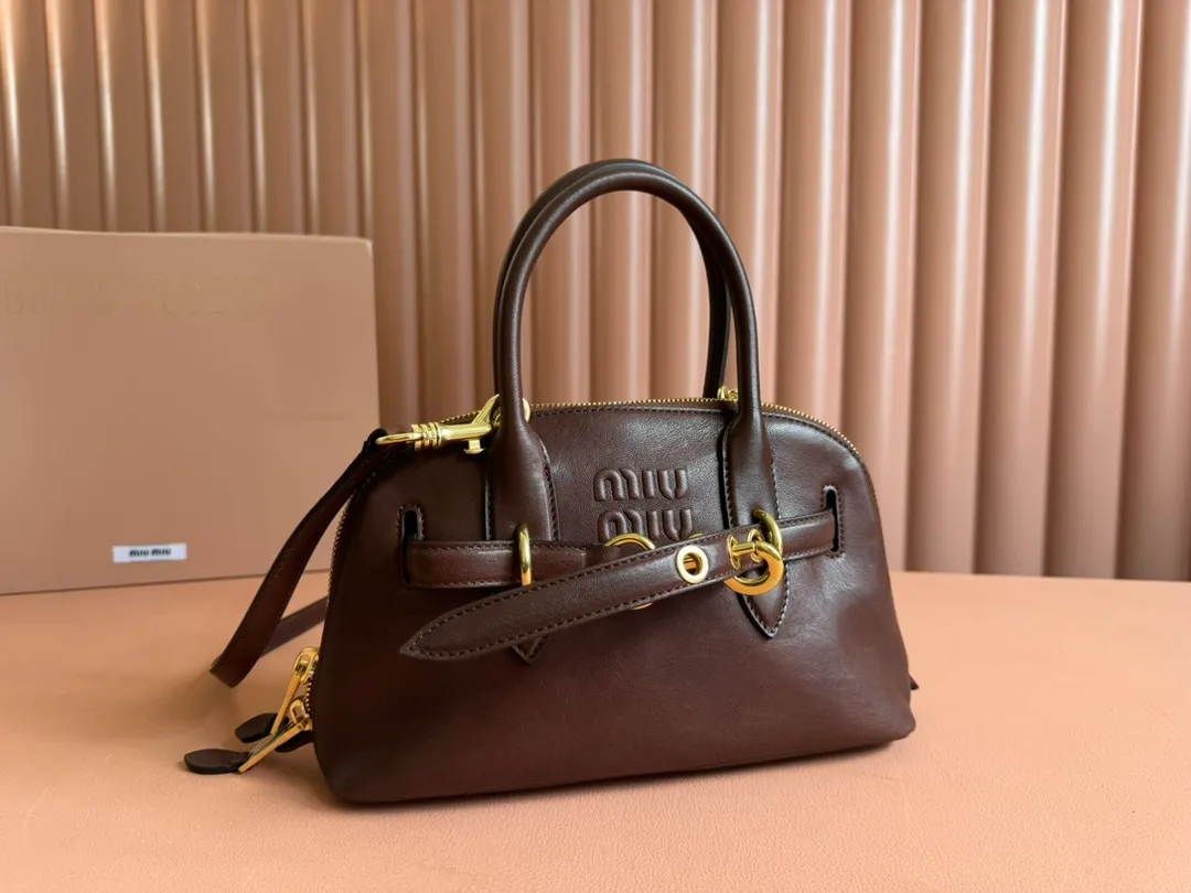 p1900💋💋💋【Original leather configuration counter packaging】Miu's new popular bowling bag, using top-grade retro vegetable soft sheepskin, retro frosted old metal accessories, this Aventure Nappa leather handbag is inspired by A Miu collection item, its structure has been adjusted to become lighter and rejuvenate with a new personality, creating a classic bag with timeless charm. The multi-element design gives this handbag a unique beauty and classic atmosphere. It has a detachable and adjustable leather shoulder strap. The canvas lining is equipped with zipper pockets and patch pockets. Dimensions: 28 X16.5 X 10 cm. Model 5bb169