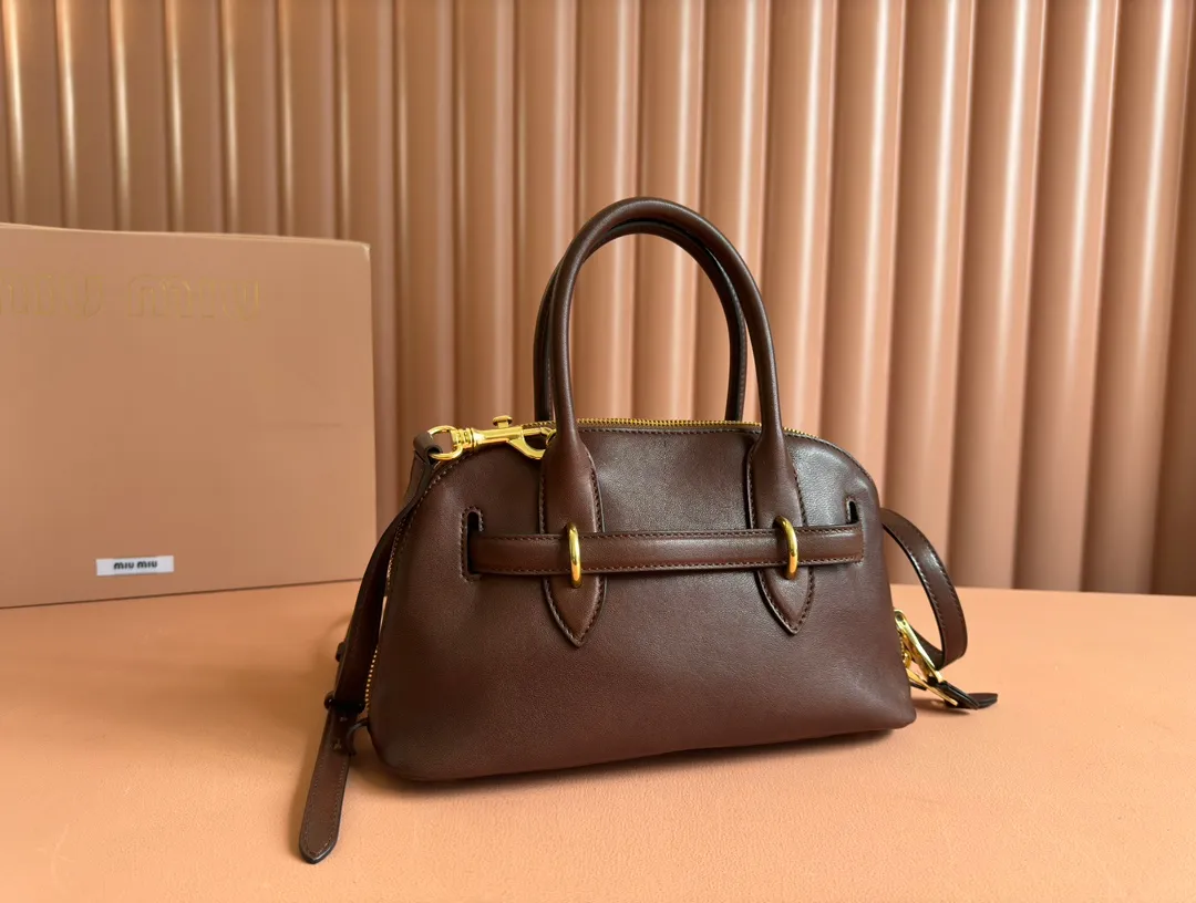 p1900💋💋💋【Original leather configuration counter packaging】Miu's new popular bowling bag, using top-grade retro vegetable soft sheepskin, retro frosted old metal accessories, this Aventure Nappa leather handbag is inspired by A Miu collection item, its structure has been adjusted to become lighter and rejuvenate with a new personality, creating a classic bag with timeless charm. The multi-element design gives this handbag a unique beauty and classic atmosphere. It has a detachable and adjustable leather shoulder strap. The canvas lining is equipped with zipper pockets and patch pockets. Dimensions: 28 X16.5 X 10 cm. Model 5bb169