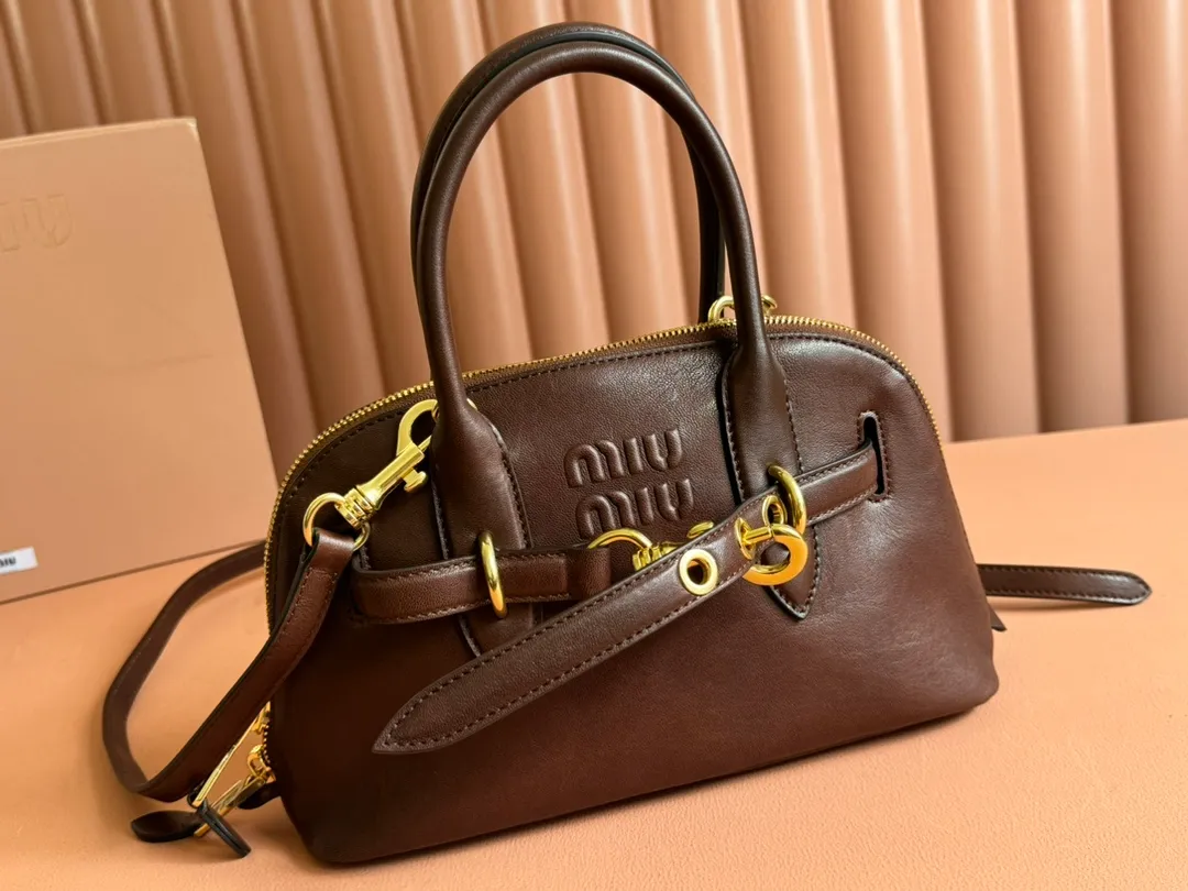 p1900💋💋💋【Original leather configuration counter packaging】Miu's new popular bowling bag, using top-grade retro vegetable soft sheepskin, retro frosted old metal accessories, this Aventure Nappa leather handbag is inspired by A Miu collection item, its structure has been adjusted to become lighter and rejuvenate with a new personality, creating a classic bag with timeless charm. The multi-element design gives this handbag a unique beauty and classic atmosphere. It has a detachable and adjustable leather shoulder strap. The canvas lining is equipped with zipper pockets and patch pockets. Dimensions: 28 X16.5 X 10 cm. Model 5bb169