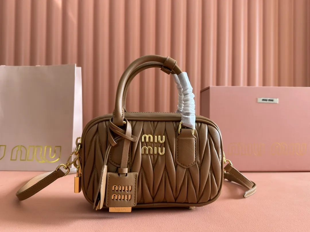 p1800💋💋💋 [Equipped with full set of packaging at the counter, premium hardware original leather] Arcadie Matelasse sheepskin small (19cm) bowling handbag/crossbody bag ~ caramel sheepskin This handbag uses Matelasse technology, and the three-dimensional texture and exquisite texture bring a new interpretation to the classic silhouette. The front letter logo cleverly echoes the metal hardware, and the exquisite workmanship is outstanding, highlighting a highly recognizable classic style. Dynamic and elegant lines with adjustable and detachable shoulder straps present a practical and versatile design with modern charm. ～Detachable and adjustable shoulder strap ～Zipper closure ～Lined with 2 patch pockets ～With foot studs Size: W19×H13×D6cm No.: 5BB123