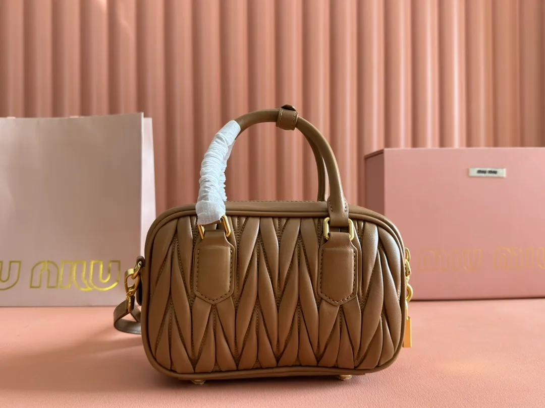 p1800💋💋💋 [Equipped with full set of packaging at the counter, premium hardware original leather] Arcadie Matelasse sheepskin small (19cm) bowling handbag/crossbody bag ~ caramel sheepskin This handbag uses Matelasse technology, and the three-dimensional texture and exquisite texture bring a new interpretation to the classic silhouette. The front letter logo cleverly echoes the metal hardware, and the exquisite workmanship is outstanding, highlighting a highly recognizable classic style. Dynamic and elegant lines with adjustable and detachable shoulder straps present a practical and versatile design with modern charm. ～Detachable and adjustable shoulder strap ～Zipper closure ～Lined with 2 patch pockets ～With foot studs Size: W19×H13×D6cm No.: 5BB123