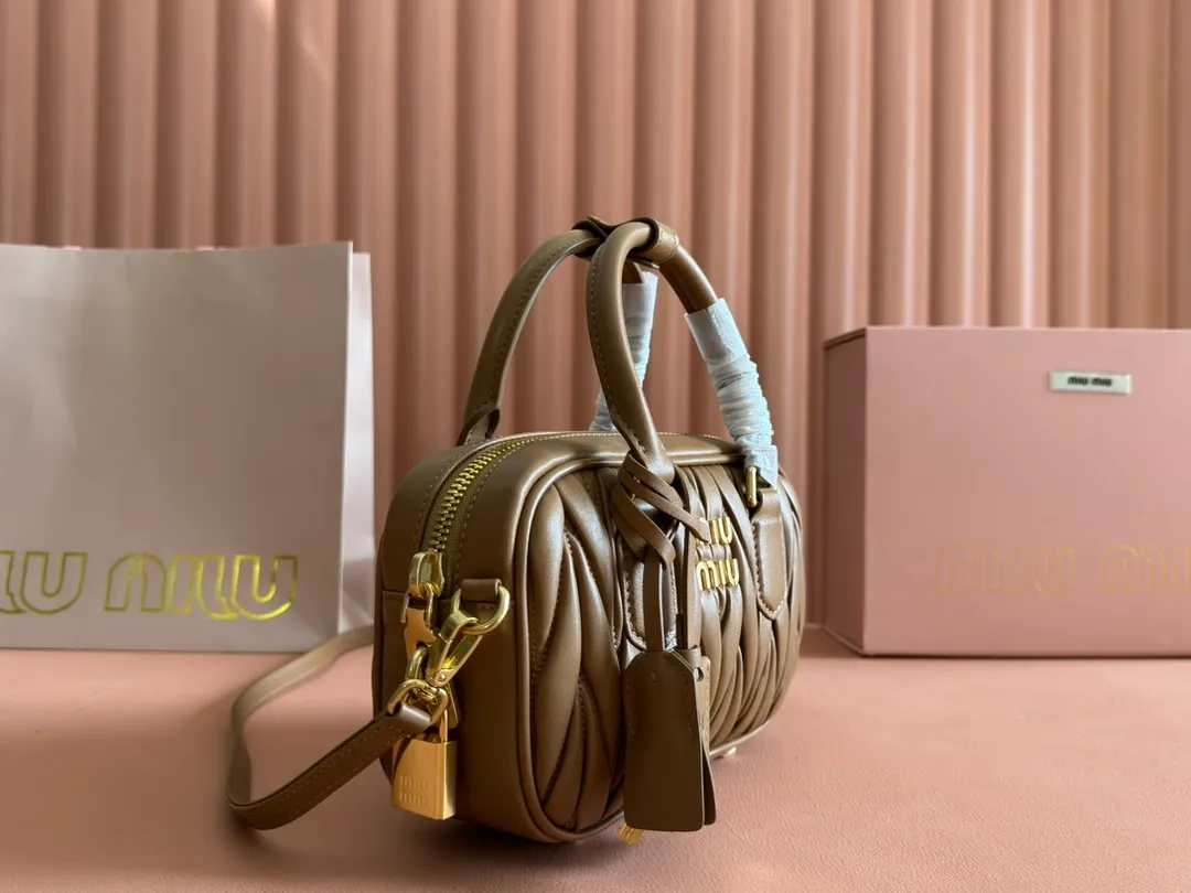 p1800💋💋💋 [Equipped with full set of packaging at the counter, premium hardware original leather] Arcadie Matelasse sheepskin small (19cm) bowling handbag/crossbody bag ~ caramel sheepskin This handbag uses Matelasse technology, and the three-dimensional texture and exquisite texture bring a new interpretation to the classic silhouette. The front letter logo cleverly echoes the metal hardware, and the exquisite workmanship is outstanding, highlighting a highly recognizable classic style. Dynamic and elegant lines with adjustable and detachable shoulder straps present a practical and versatile design with modern charm. ～Detachable and adjustable shoulder strap ～Zipper closure ～Lined with 2 patch pockets ～With foot studs Size: W19×H13×D6cm No.: 5BB123