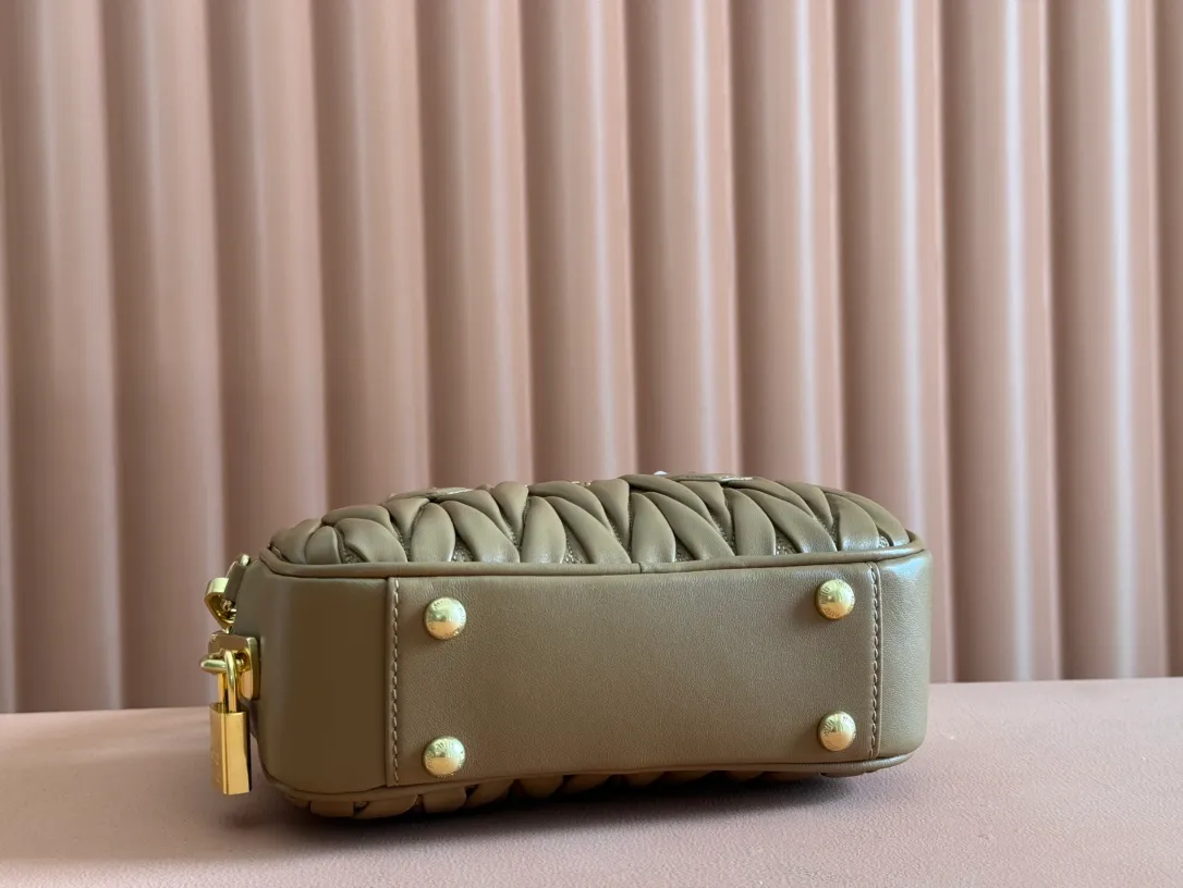 p1800💋💋💋 [Equipped with full set of packaging at the counter, premium hardware original leather] Arcadie Matelasse sheepskin small (19cm) bowling handbag/crossbody bag ~ caramel sheepskin This handbag uses Matelasse technology, and the three-dimensional texture and exquisite texture bring a new interpretation to the classic silhouette. The front letter logo cleverly echoes the metal hardware, and the exquisite workmanship is outstanding, highlighting a highly recognizable classic style. Dynamic and elegant lines with adjustable and detachable shoulder straps present a practical and versatile design with modern charm. ～Detachable and adjustable shoulder strap ～Zipper closure ～Lined with 2 patch pockets ～With foot studs Size: W19×H13×D6cm No.: 5BB123