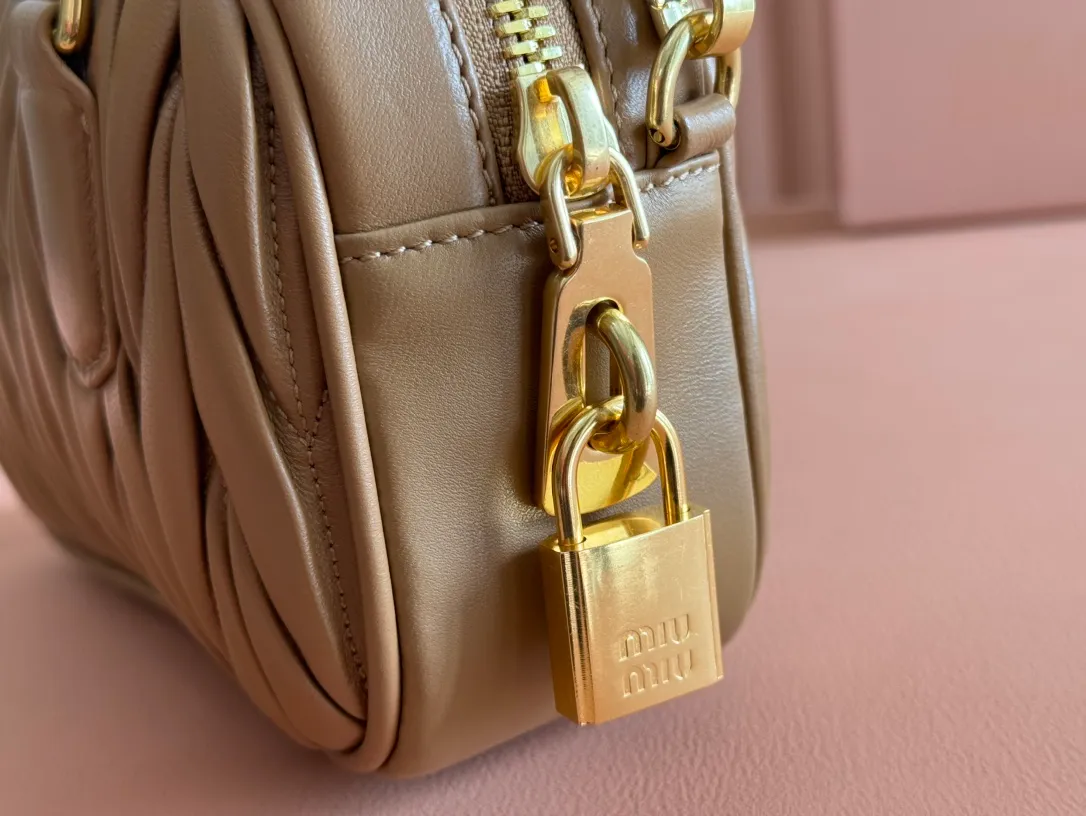 p1800💋💋💋 [Equipped with full set of packaging at the counter, premium hardware original leather] Arcadie Matelasse sheepskin small (19cm) bowling handbag/crossbody bag ~ caramel sheepskin This handbag uses Matelasse technology, and the three-dimensional texture and exquisite texture bring a new interpretation to the classic silhouette. The front letter logo cleverly echoes the metal hardware, and the exquisite workmanship is outstanding, highlighting a highly recognizable classic style. Dynamic and elegant lines with adjustable and detachable shoulder straps present a practical and versatile design with modern charm. ～Detachable and adjustable shoulder strap ～Zipper closure ～Lined with 2 patch pockets ～With foot studs Size: W19×H13×D6cm No.: 5BB123