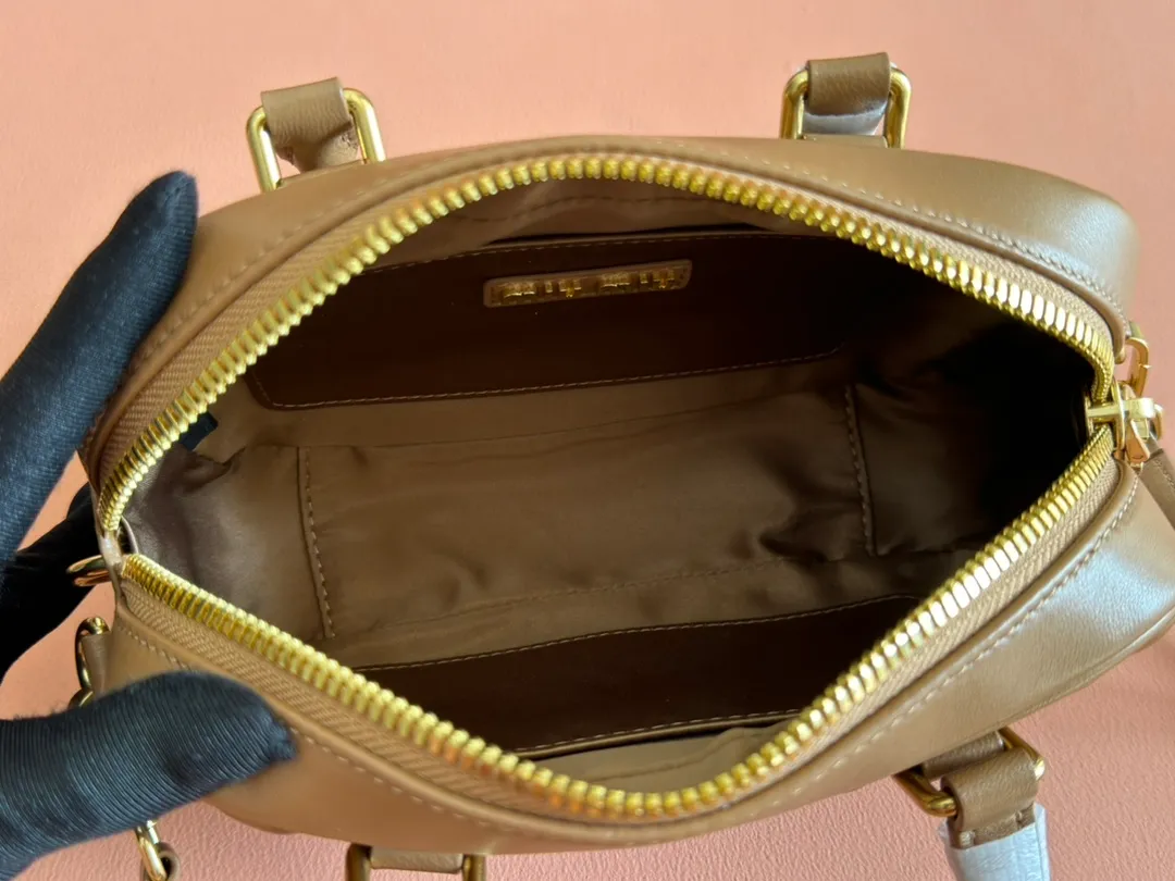 p1800💋💋💋 [Equipped with full set of packaging at the counter, premium hardware original leather] Arcadie Matelasse sheepskin small (19cm) bowling handbag/crossbody bag ~ caramel sheepskin This handbag uses Matelasse technology, and the three-dimensional texture and exquisite texture bring a new interpretation to the classic silhouette. The front letter logo cleverly echoes the metal hardware, and the exquisite workmanship is outstanding, highlighting a highly recognizable classic style. Dynamic and elegant lines with adjustable and detachable shoulder straps present a practical and versatile design with modern charm. ～Detachable and adjustable shoulder strap ～Zipper closure ～Lined with 2 patch pockets ～With foot studs Size: W19×H13×D6cm No.: 5BB123