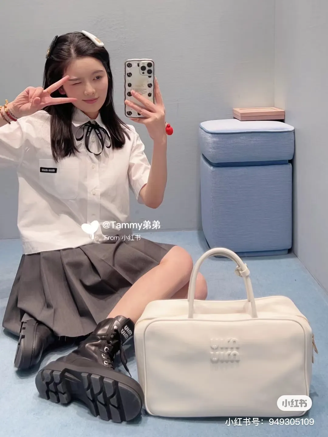 p1900. MIU's new product [original leather with counter packaging] Beau cow leather handbag/shoulder bag ~ gray [new version briefcase] This Beau handbag is made of soft and smooth cow leather, with exquisite details such as gold-plated hardware and accessories, and the embossed letter logo highlights the classic style. Size:W34×H23×D10cm