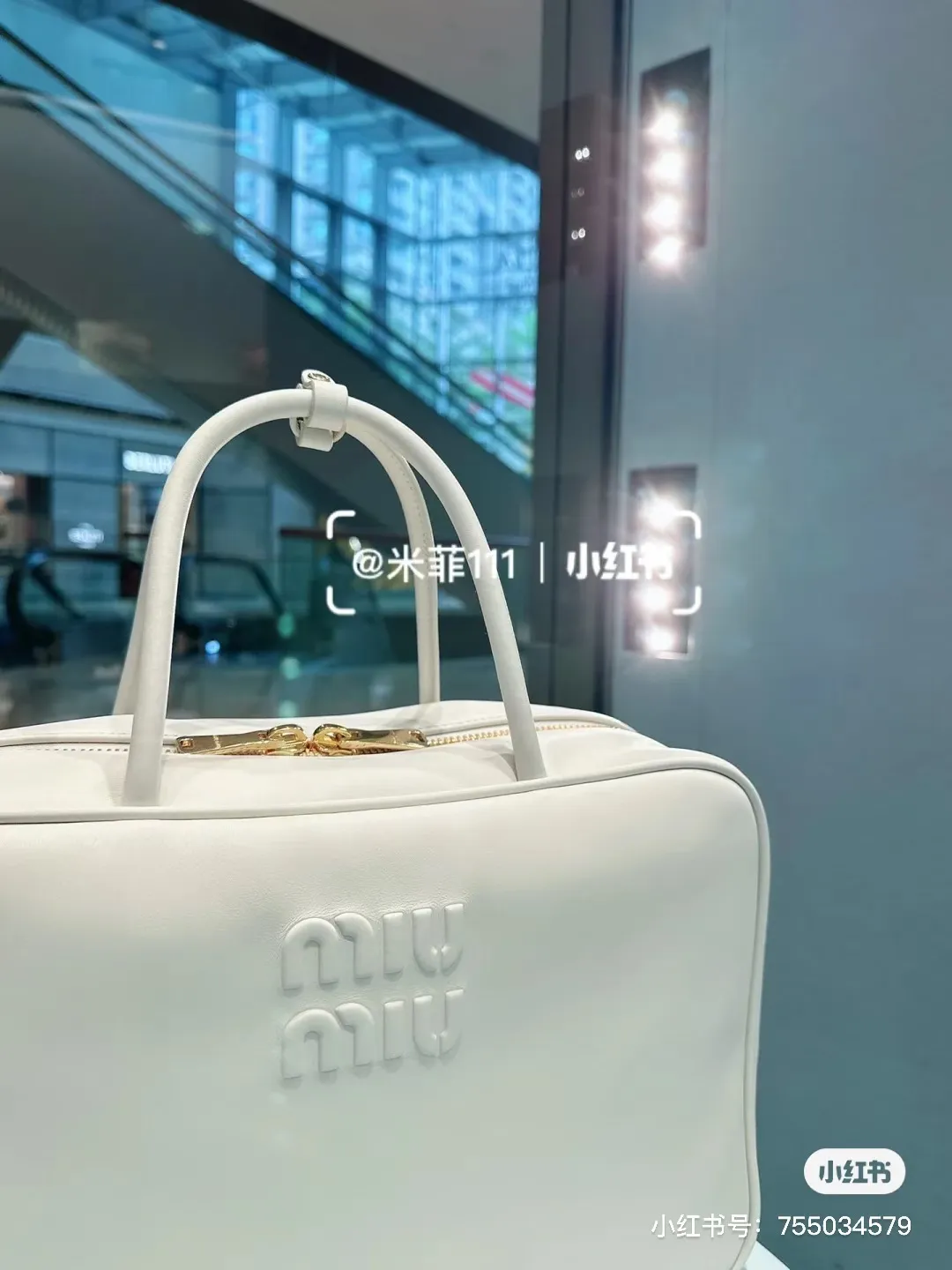 p1900. MIU's new product [original leather with counter packaging] Beau cow leather handbag/shoulder bag ~ gray [new version briefcase] This Beau handbag is made of soft and smooth cow leather, with exquisite details such as gold-plated hardware and accessories, and the embossed letter logo highlights the classic style. Size:W34×H23×D10cm