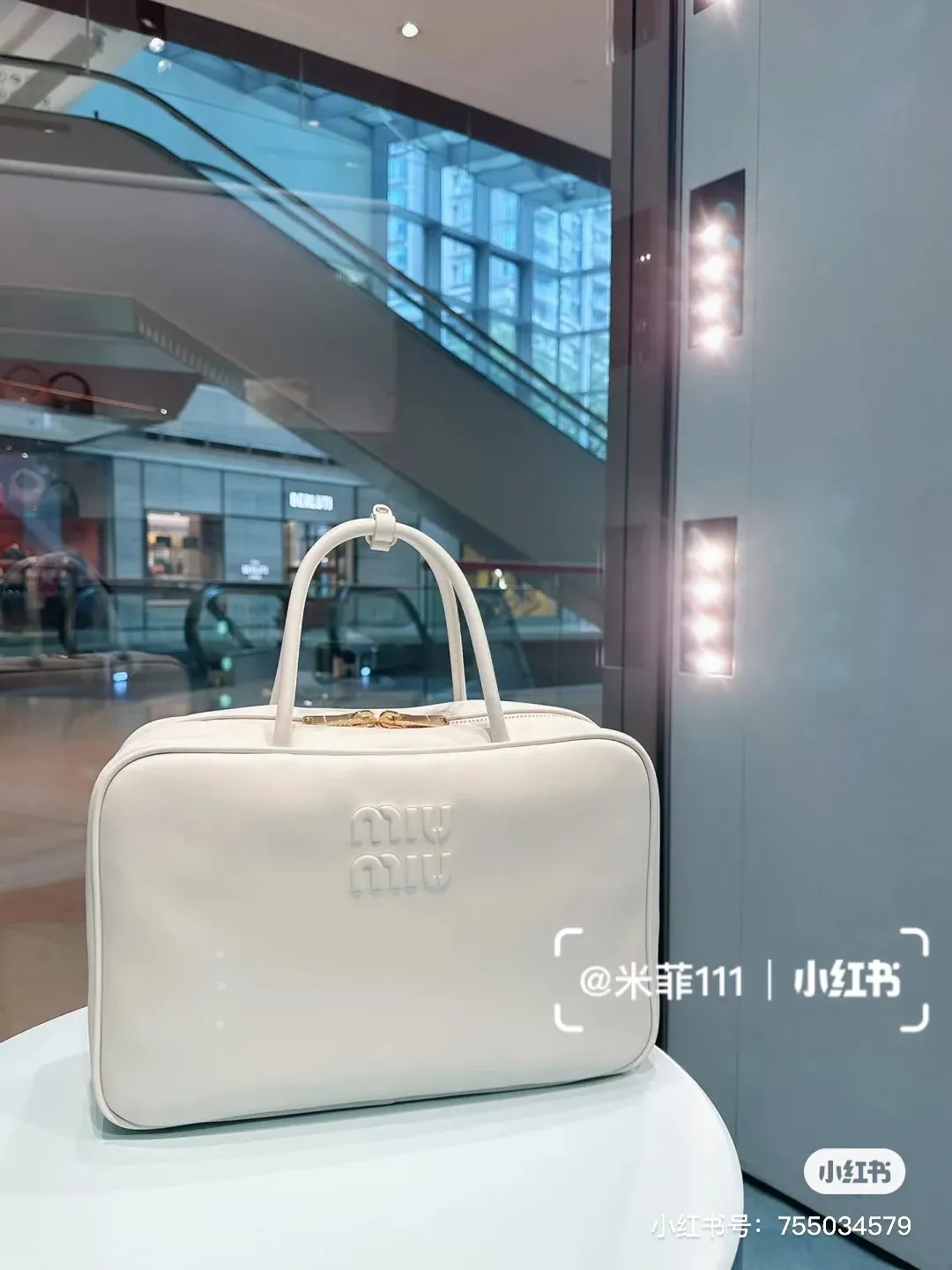 p1900. MIU's new product [original leather with counter packaging] Beau cow leather handbag/shoulder bag ~ gray [new version briefcase] This Beau handbag is made of soft and smooth cow leather, with exquisite details such as gold-plated hardware and accessories, and the embossed letter logo highlights the classic style. Size:W34×H23×D10cm