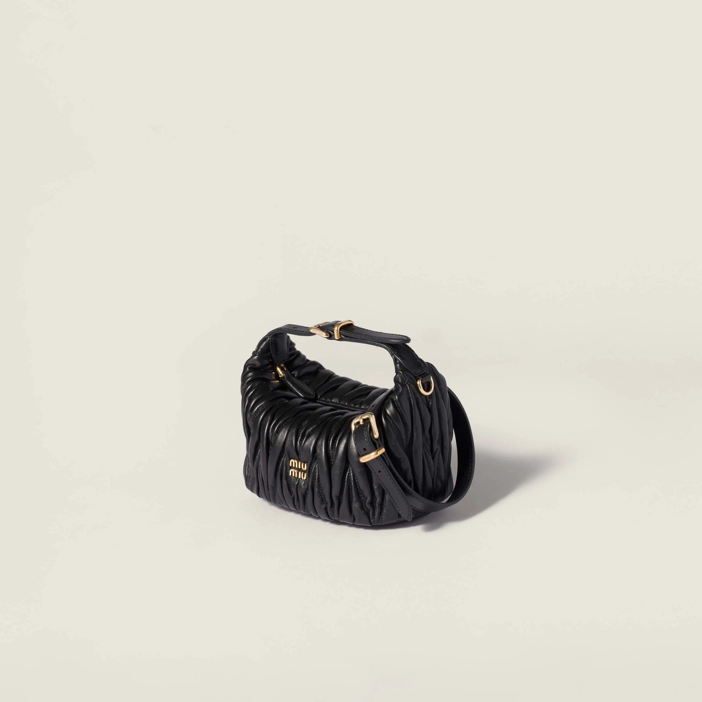 [Special grade hardware original leather] Wander Matelasse sheep leather Hobo handbag/mini ~ black sheepskin Wander handbag has become one of the classic accessories. This mini handbag is made of Matalasse sheep leather, using exquisite craftsmanship to create a three-dimensional effect, showing exquisite elegance. Presenting the Hobo bag style, blending retro style and modern elegance, it has become a new synonym for modern femininity. ～With handle ～Zipper closure ～Metal lettering logo on the front ～Cotton satin lining Size: W15×H8.5×D8cm No. 5NE026