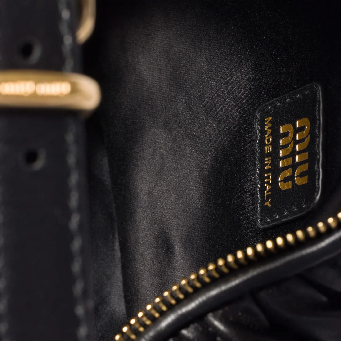 [Special grade hardware original leather] Wander Matelasse sheep leather Hobo handbag/mini ~ black sheepskin Wander handbag has become one of the classic accessories. This mini handbag is made of Matalasse sheep leather, using exquisite craftsmanship to create a three-dimensional effect, showing exquisite elegance. Presenting the Hobo bag style, blending retro style and modern elegance, it has become a new synonym for modern femininity. ～With handle ～Zipper closure ～Metal lettering logo on the front ～Cotton satin lining Size: W15×H8.5×D8cm No. 5NE026