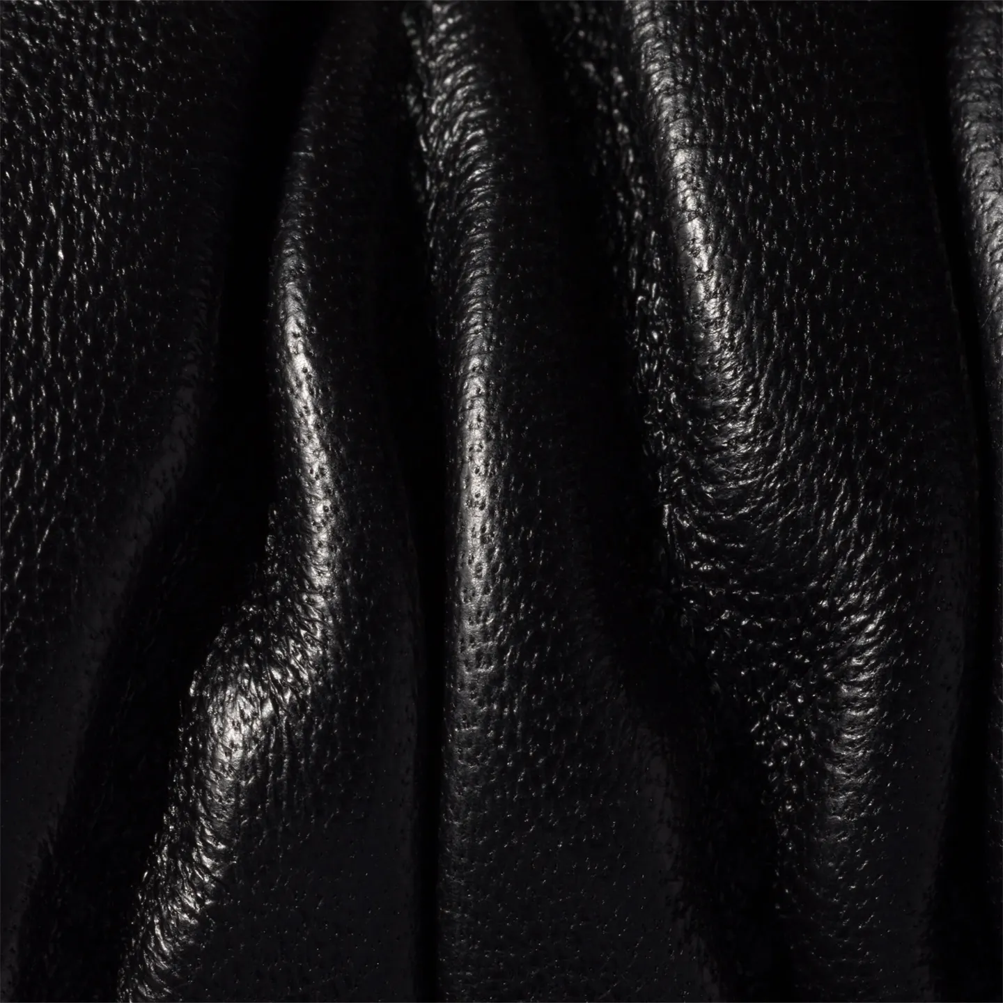 [Special grade hardware original leather] Wander Matelasse sheep leather Hobo handbag/mini ~ black sheepskin Wander handbag has become one of the classic accessories. This mini handbag is made of Matalasse sheep leather, using exquisite craftsmanship to create a three-dimensional effect, showing exquisite elegance. Presenting the Hobo bag style, blending retro style and modern elegance, it has become a new synonym for modern femininity. ～With handle ～Zipper closure ～Metal lettering logo on the front ～Cotton satin lining Size: W15×H8.5×D8cm No. 5NE026