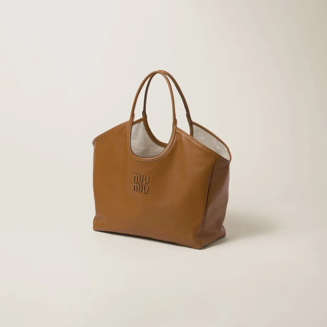 [Premium Hardware Original Leather] LVY Leather Tote Bag ~ Brown The high-quality leather adds color and gives this tote bag a classic and timeless charm. Tonal leather lettering logo adds a distinctive, classic touch. ~Leather handle ~Golden hardware ~Leather letter logo on front ~Fabric lining with two zippered pockets Dimensions: W40×H39×D18cm No.: 5BG276_MM0_ 276