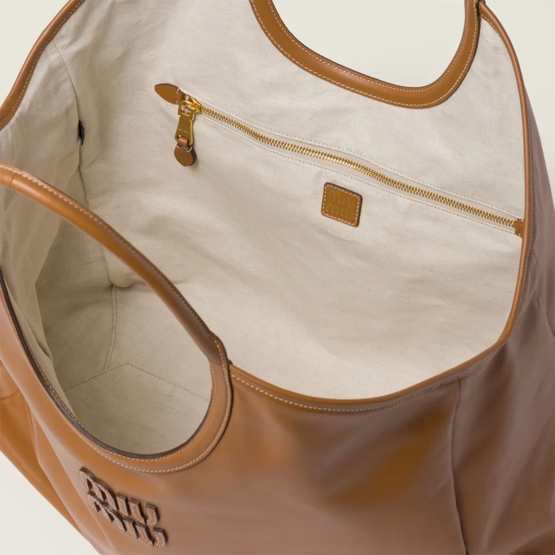 [Premium Hardware Original Leather] LVY Leather Tote Bag ~ Brown The high-quality leather adds color and gives this tote bag a classic and timeless charm. Tonal leather lettering logo adds a distinctive, classic touch. ~Leather handle ~Golden hardware ~Leather letter logo on front ~Fabric lining with two zippered pockets Dimensions: W40×H39×D18cm No.: 5BG276_MM0_ 276