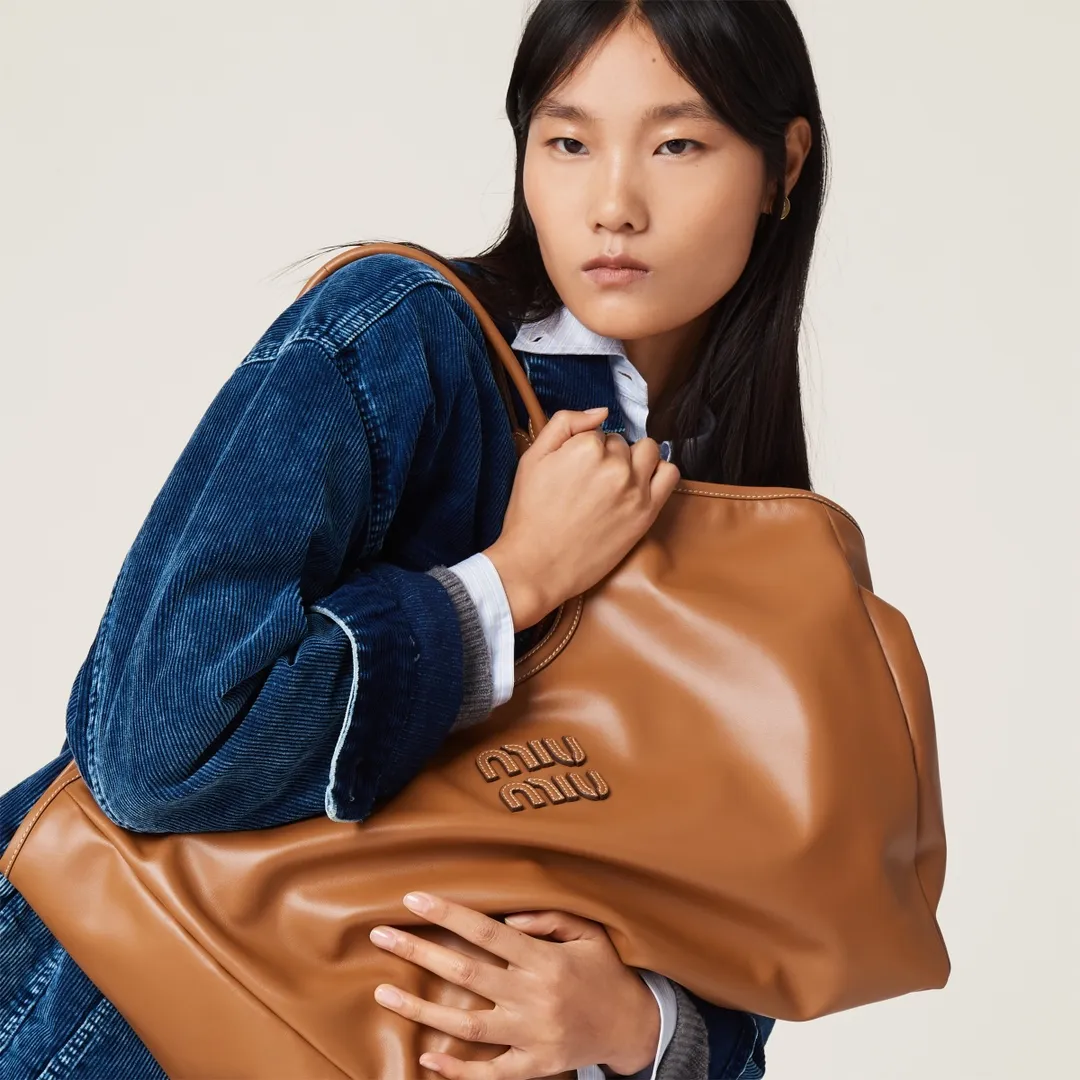 [Premium Hardware Original Leather] LVY Leather Tote Bag ~ Brown The high-quality leather adds color and gives this tote bag a classic and timeless charm. Tonal leather lettering logo adds a distinctive, classic touch. ~Leather handle ~Golden hardware ~Leather letter logo on front ~Fabric lining with two zippered pockets Dimensions: W40×H39×D18cm No.: 5BG276_MM0_ 276