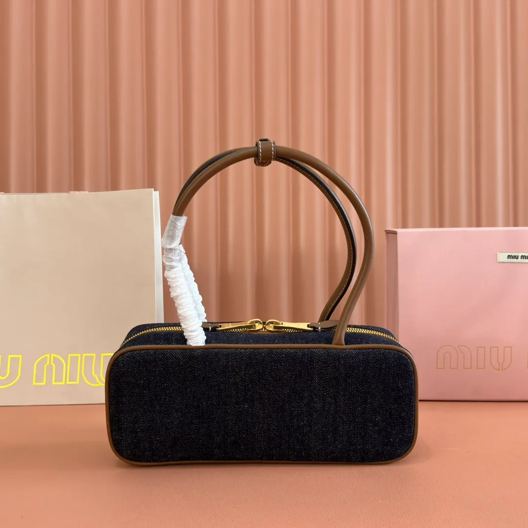 p1340💋💋💋"With full set of original factory counter packaging"💕💋 The M family's new canvas bowling ball is made of new canvas fabric and high-grade plain calfskin. The bold and innovative design perfectly interprets Miu's eclectic, casual and inclusive attitude towards life. This bag is cool, with a refined multi-functional design that combines elements of men's and women's wear. It is casual, lazy, natural and full of personality. It has a new canvas lining. It is not unreasonable that it is popular all over the Internet. All major fashion stars love to carry it. Model: 5bb173. Size: 28X12X9cm.