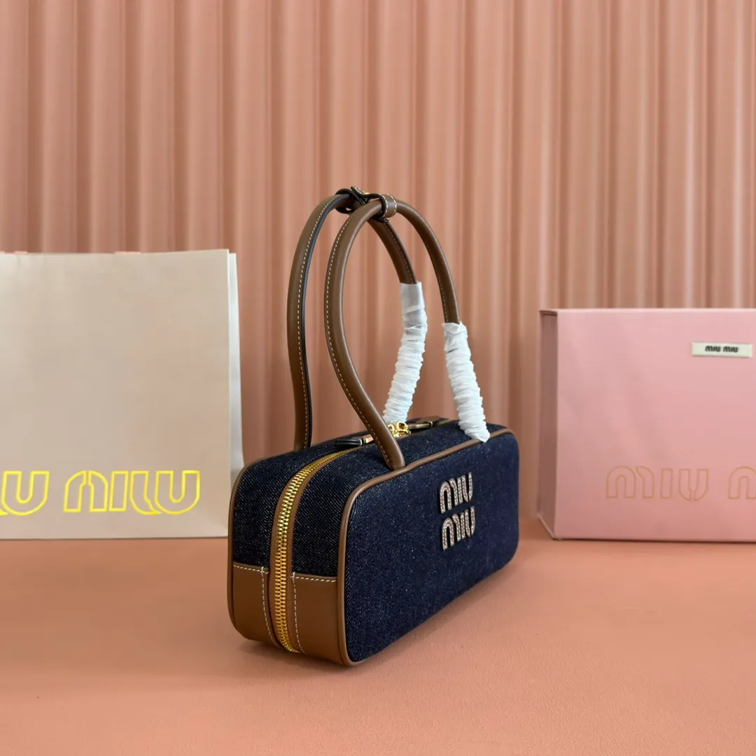p1340💋💋💋"With full set of original factory counter packaging"💕💋 The M family's new canvas bowling ball is made of new canvas fabric and high-grade plain calfskin. The bold and innovative design perfectly interprets Miu's eclectic, casual and inclusive attitude towards life. This bag is cool, with a refined multi-functional design that combines elements of men's and women's wear. It is casual, lazy, natural and full of personality. It has a new canvas lining. It is not unreasonable that it is popular all over the Internet. All major fashion stars love to carry it. Model: 5bb173. Size: 28X12X9cm.