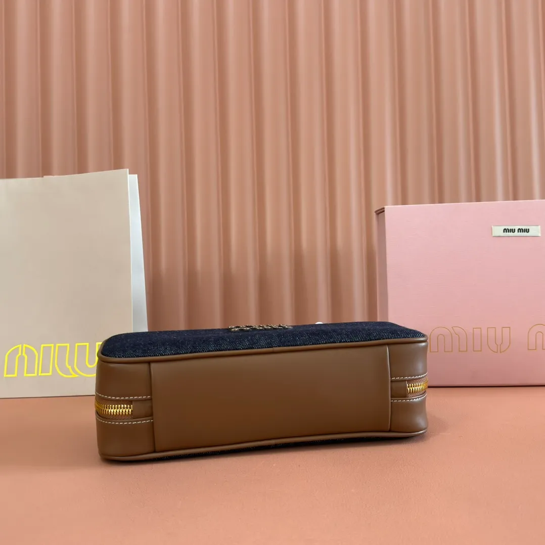 p1340💋💋💋"With full set of original factory counter packaging"💕💋 The M family's new canvas bowling ball is made of new canvas fabric and high-grade plain calfskin. The bold and innovative design perfectly interprets Miu's eclectic, casual and inclusive attitude towards life. This bag is cool, with a refined multi-functional design that combines elements of men's and women's wear. It is casual, lazy, natural and full of personality. It has a new canvas lining. It is not unreasonable that it is popular all over the Internet. All major fashion stars love to carry it. Model: 5bb173. Size: 28X12X9cm.
