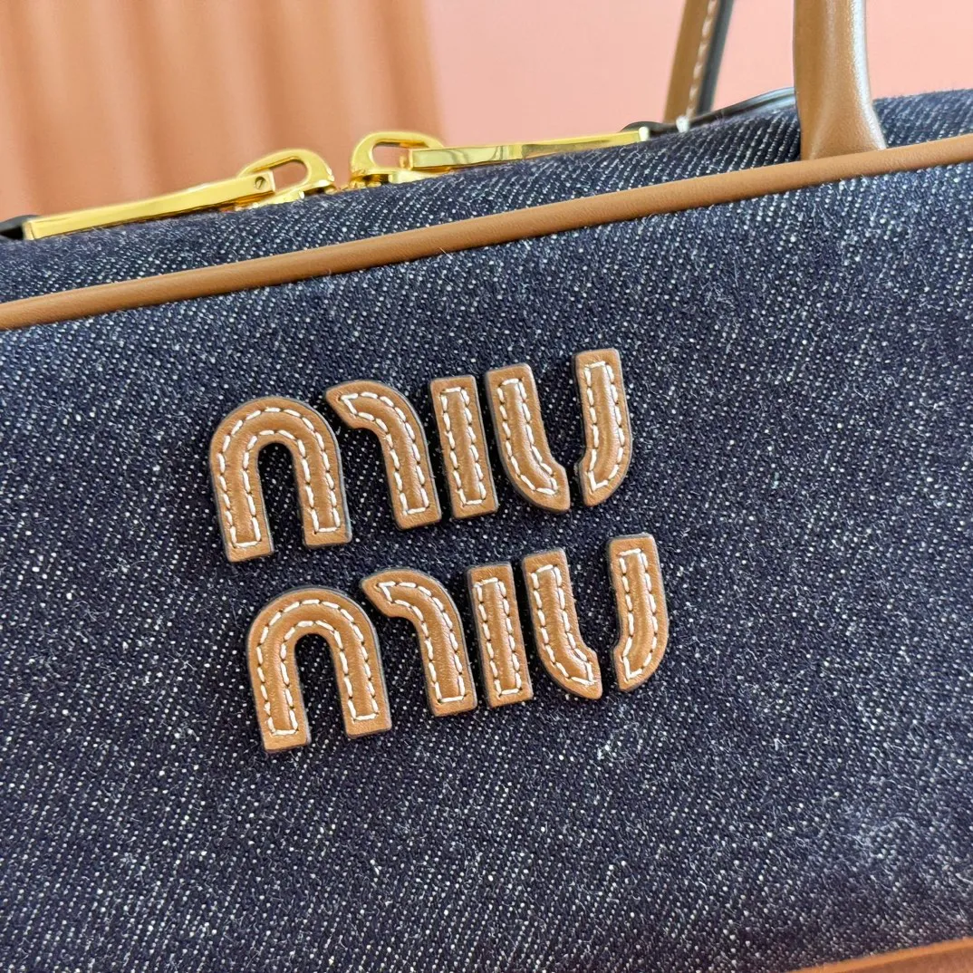 p1340💋💋💋"With full set of original factory counter packaging"💕💋 The M family's new canvas bowling ball is made of new canvas fabric and high-grade plain calfskin. The bold and innovative design perfectly interprets Miu's eclectic, casual and inclusive attitude towards life. This bag is cool, with a refined multi-functional design that combines elements of men's and women's wear. It is casual, lazy, natural and full of personality. It has a new canvas lining. It is not unreasonable that it is popular all over the Internet. All major fashion stars love to carry it. Model: 5bb173. Size: 28X12X9cm.