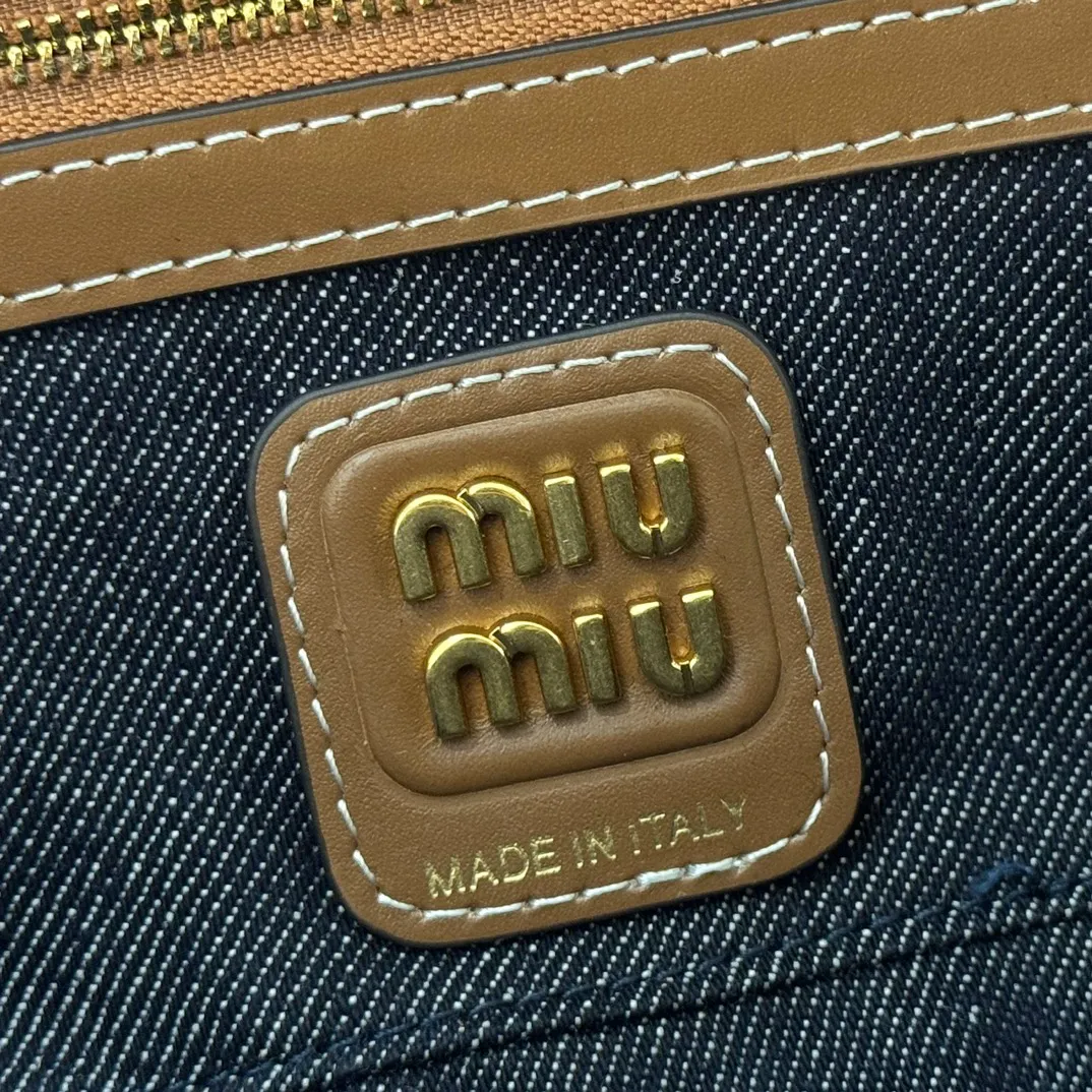 p1340💋💋💋"With full set of original factory counter packaging"💕💋 The M family's new canvas bowling ball is made of new canvas fabric and high-grade plain calfskin. The bold and innovative design perfectly interprets Miu's eclectic, casual and inclusive attitude towards life. This bag is cool, with a refined multi-functional design that combines elements of men's and women's wear. It is casual, lazy, natural and full of personality. It has a new canvas lining. It is not unreasonable that it is popular all over the Internet. All major fashion stars love to carry it. Model: 5bb173. Size: 28X12X9cm.