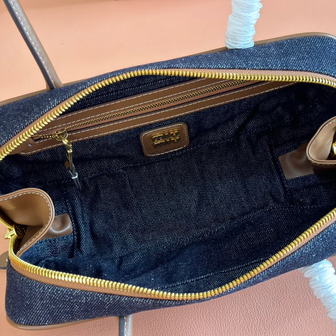 p1340💋💋💋"With full set of original factory counter packaging"💕💋 The M family's new canvas bowling ball is made of new canvas fabric and high-grade plain calfskin. The bold and innovative design perfectly interprets Miu's eclectic, casual and inclusive attitude towards life. This bag is cool, with a refined multi-functional design that combines elements of men's and women's wear. It is casual, lazy, natural and full of personality. It has a new canvas lining. It is not unreasonable that it is popular all over the Internet. All major fashion stars love to carry it. Model: 5bb173. Size: 28X12X9cm.