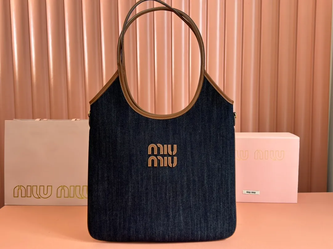 p1360💋💋💋【Configuring full counter package】Miu Women's IVY cowhide leather tote shoulder bag This classic tote bag is decorated with the Miu Miu letter logo, highlighting the classic style and being very recognizable. Simple underarm tote bag 🖤 The same color leather letter logo adds a unique and classic style! Gold hardware, leather lettering logo on front! Lined with zip pocket accents! Size: 35x40cm Style number: 5bg231