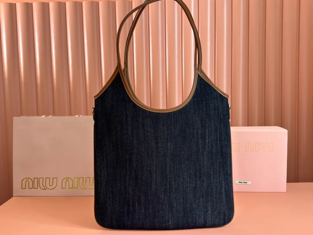 p1360💋💋💋【Configuring full counter package】Miu Women's IVY cowhide leather tote shoulder bag This classic tote bag is decorated with the Miu Miu letter logo, highlighting the classic style and being very recognizable. Simple underarm tote bag 🖤 The same color leather letter logo adds a unique and classic style! Gold hardware, leather lettering logo on front! Lined with zip pocket accents! Size: 35x40cm Style number: 5bg231