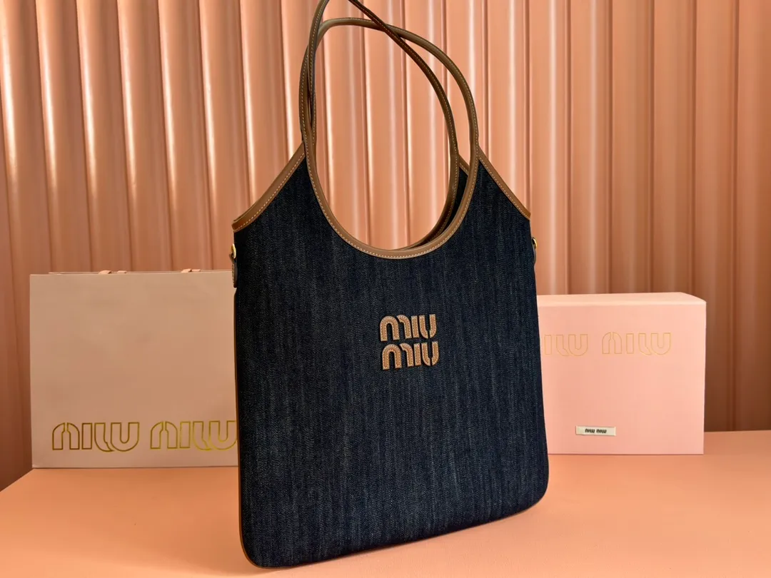 p1360💋💋💋【Configuring full counter package】Miu Women's IVY cowhide leather tote shoulder bag This classic tote bag is decorated with the Miu Miu letter logo, highlighting the classic style and being very recognizable. Simple underarm tote bag 🖤 The same color leather letter logo adds a unique and classic style! Gold hardware, leather lettering logo on front! Lined with zip pocket accents! Size: 35x40cm Style number: 5bg231