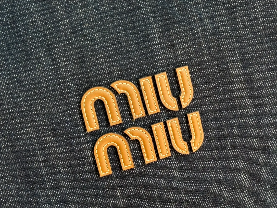 p1360💋💋💋【Configuring full counter package】Miu Women's IVY cowhide leather tote shoulder bag This classic tote bag is decorated with the Miu Miu letter logo, highlighting the classic style and being very recognizable. Simple underarm tote bag 🖤 The same color leather letter logo adds a unique and classic style! Gold hardware, leather lettering logo on front! Lined with zip pocket accents! Size: 35x40cm Style number: 5bg231