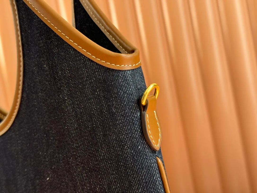 p1360💋💋💋【Configuring full counter package】Miu Women's IVY cowhide leather tote shoulder bag This classic tote bag is decorated with the Miu Miu letter logo, highlighting the classic style and being very recognizable. Simple underarm tote bag 🖤 The same color leather letter logo adds a unique and classic style! Gold hardware, leather lettering logo on front! Lined with zip pocket accents! Size: 35x40cm Style number: 5bg231