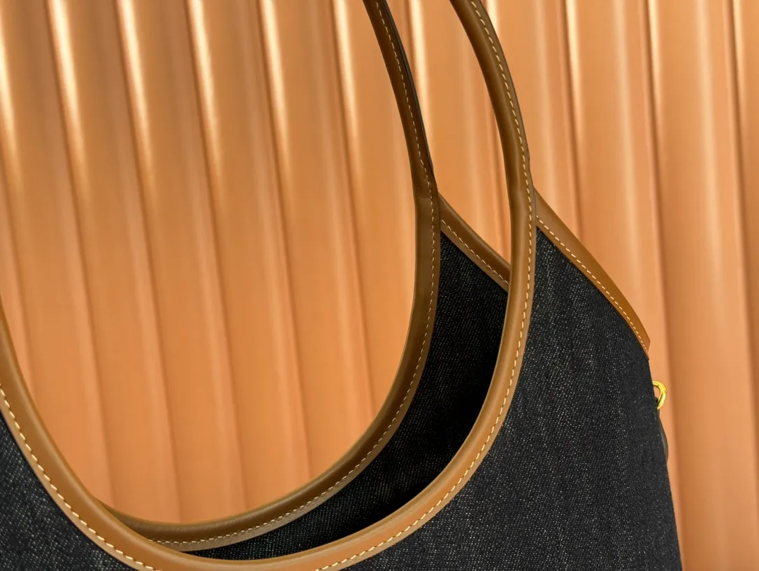 p1360💋💋💋【Configuring full counter package】Miu Women's IVY cowhide leather tote shoulder bag This classic tote bag is decorated with the Miu Miu letter logo, highlighting the classic style and being very recognizable. Simple underarm tote bag 🖤 The same color leather letter logo adds a unique and classic style! Gold hardware, leather lettering logo on front! Lined with zip pocket accents! Size: 35x40cm Style number: 5bg231