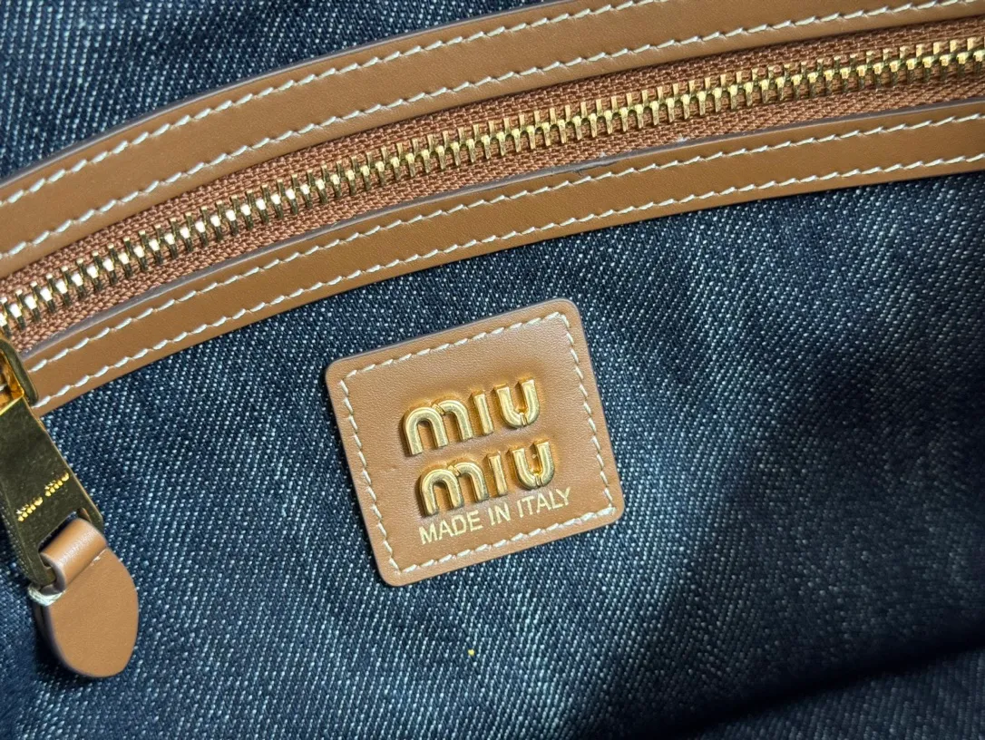 p1360💋💋💋【Configuring full counter package】Miu Women's IVY cowhide leather tote shoulder bag This classic tote bag is decorated with the Miu Miu letter logo, highlighting the classic style and being very recognizable. Simple underarm tote bag 🖤 The same color leather letter logo adds a unique and classic style! Gold hardware, leather lettering logo on front! Lined with zip pocket accents! Size: 35x40cm Style number: 5bg231