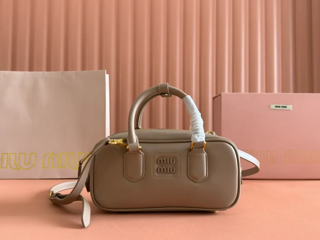 p1640💋💋💋【Full set of packaging at the counter】MIU MIU Miu Miu Caramel Bowling Upper Body Effect! Miu Miu Women's Arcadia Cowhide Handbag Crossbody Bag👝Lightly padded design makes the handbag look fuller, showing a cosmopolitan style. The letter logo, which echoes the finish of the metal hardware, straddles the line between function and decoration, giving this handbag a unique aesthetic and classic feel. Size: 22✖️10.5✖️7.5cm Style number: 5bb142 bean paste