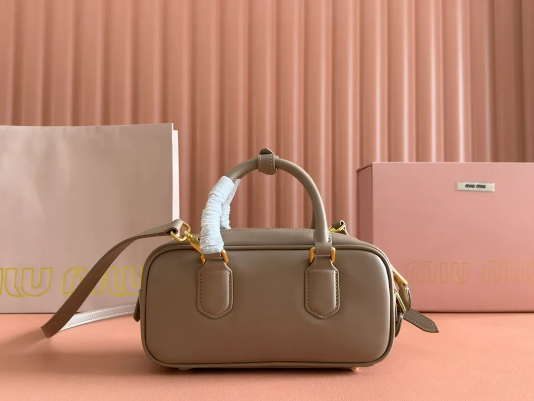 p1640💋💋💋【Full set of packaging at the counter】MIU MIU Miu Miu Caramel Bowling Upper Body Effect! Miu Miu Women's Arcadia Cowhide Handbag Crossbody Bag👝Lightly padded design makes the handbag look fuller, showing a cosmopolitan style. The letter logo, which echoes the finish of the metal hardware, straddles the line between function and decoration, giving this handbag a unique aesthetic and classic feel. Size: 22✖️10.5✖️7.5cm Style number: 5bb142 bean paste