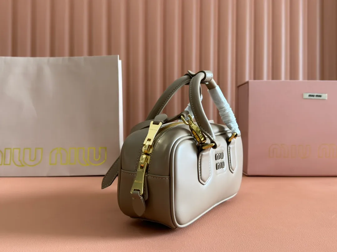 p1640💋💋💋【Full set of packaging at the counter】MIU MIU Miu Miu Caramel Bowling Upper Body Effect! Miu Miu Women's Arcadia Cowhide Handbag Crossbody Bag👝Lightly padded design makes the handbag look fuller, showing a cosmopolitan style. The letter logo, which echoes the finish of the metal hardware, straddles the line between function and decoration, giving this handbag a unique aesthetic and classic feel. Size: 22✖️10.5✖️7.5cm Style number: 5bb142 bean paste